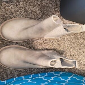 Stylish beige Ankle Boots size 8